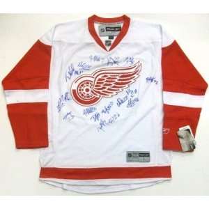 2011 Detroit Red Wings Team Signed Jersey Datsyuk   Autographed NHL 