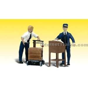   Scenics Large Scale Figures   Dedicated Depot Workers Toys & Games