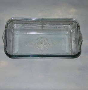 Great vintage loaf pan in very good condition , no chips, no cracks 