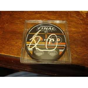  Dave Bolland Signed Hockey Puck   2010 Stanley Cup 
