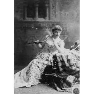 1887 photo Lillie Langtry, full length portrait, seated, facing right 